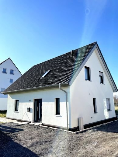 Neuwertiges Einfamilienhaus in sonniger Lage und mit traumhaftem Fernblick !