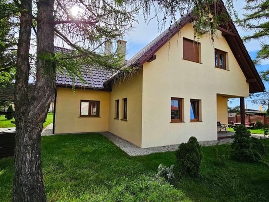 Jawor-dom-z-pieknym-ogrodem-sw