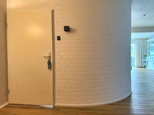 Blick von der Garderobe zum Wohnungseingang