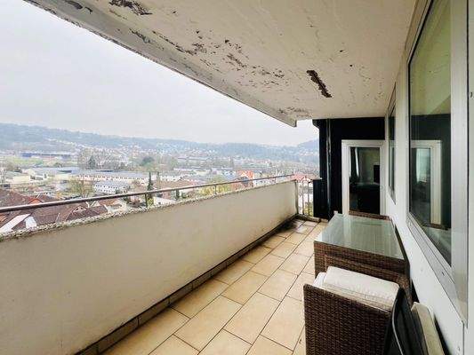 großzügiger Balkon - die Decke wird noch saniert