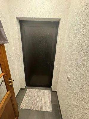 110 Garderobe und Außeneingang