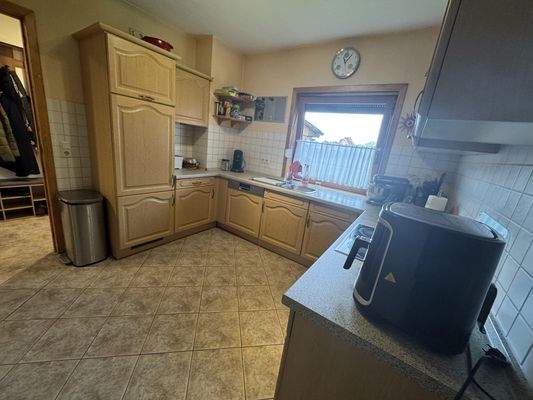 geflieste Küche mit Einbauküche