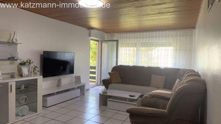 Wohnbereich mit Zugang zum Balkon