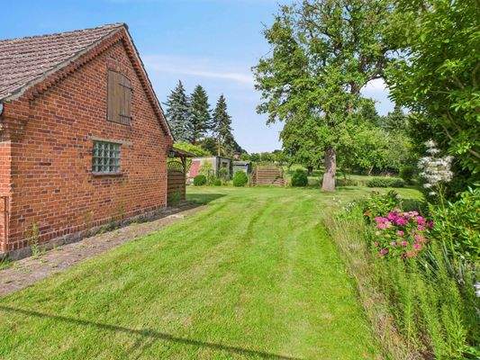 Hofzufahrt mit Blick auf das Grundstück