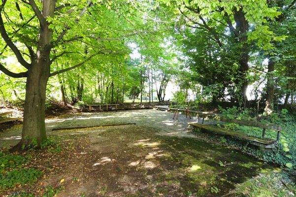 direkt anliegende Parkfläche