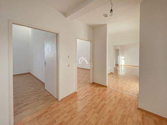 Flur mit Blick in Zimmer 1