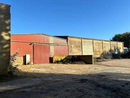 Große Halle mit Vorplatz 