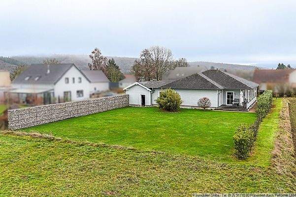 große Wiese hinter dem Haus