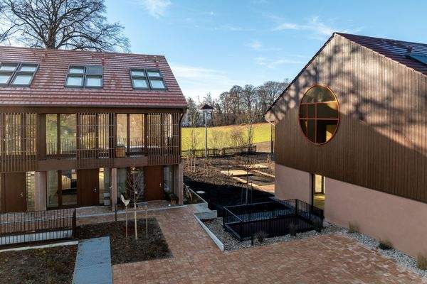 Häuser in ruhiger, grüner Lage