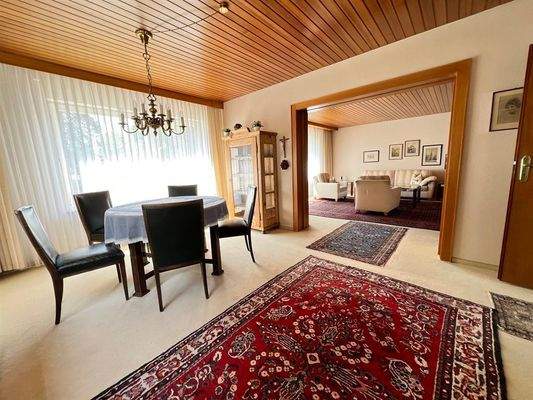 mit zwei großen Fenstern