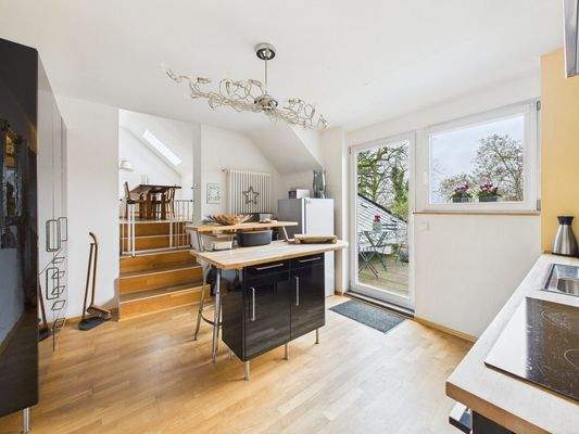 Offene Küche mit Balkonzugang