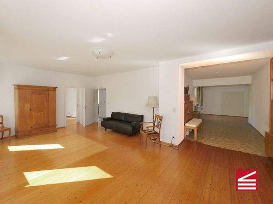 Wohnen - Blick Richtung Flur u. seitlicher Hausflügel