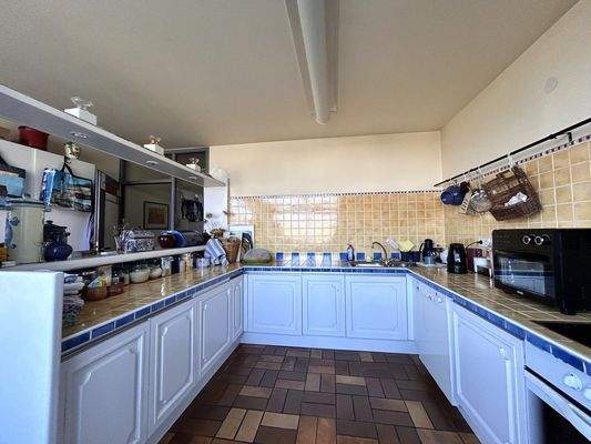 Geräumige Küche Dachgeschoss mit Zugang zur Dachterrasse