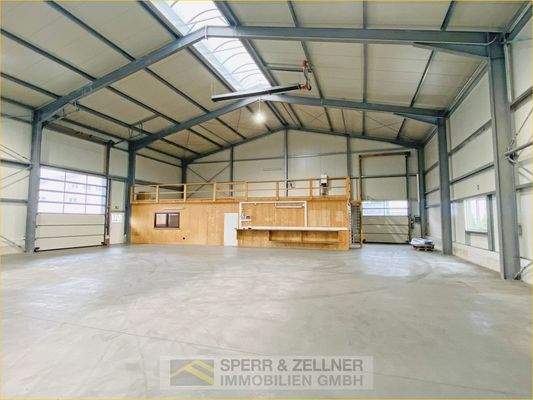 Halle mit Büro