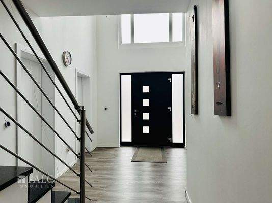 „Der offene Eingangsbereich mit Luftraum setzt ein starkes architektonisches Statement.“