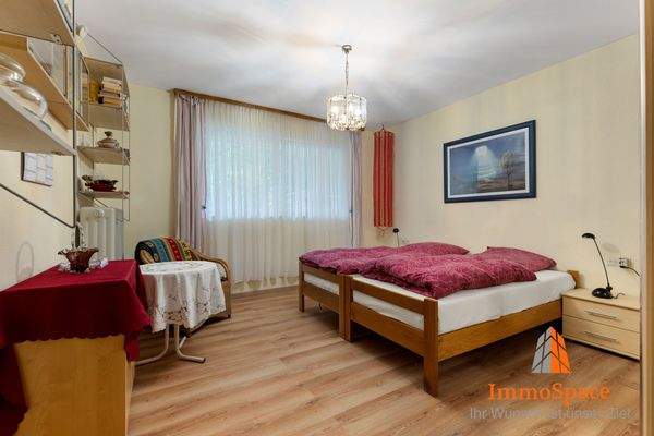 Blick in eines der Schlafzimmer im Hanggeschoss