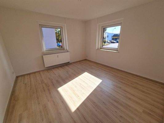 Helles Wohnzimmer mit Fenstern