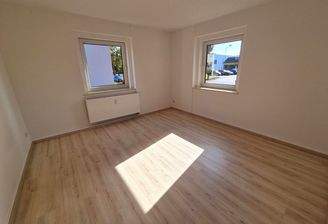 Helles Wohnzimmer mit Fenstern