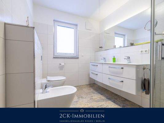 mit Doppelwaschbecken