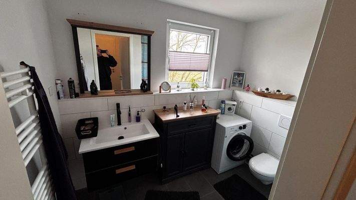 Badezimmer mit Fenster