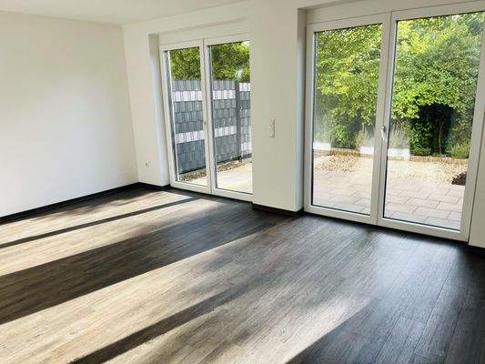 helles Wohnzimmer mit Terrassenzugang