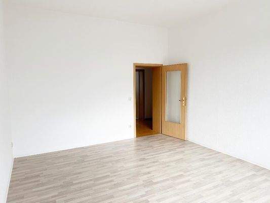 Wohnzimmer mit Blick Richtung Flurbereich