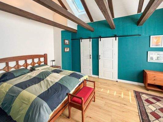 Zimmer mit offenem Dachstuhl