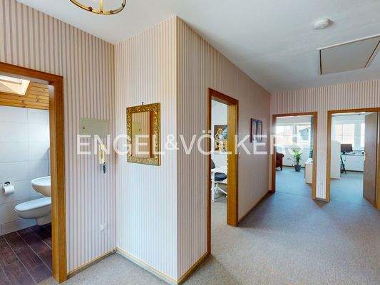 Flur im 1. OG mit Zimmerblick