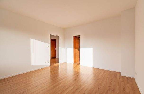 Geräumiges Wohnzimmer mit gepflegtem Laminatboden