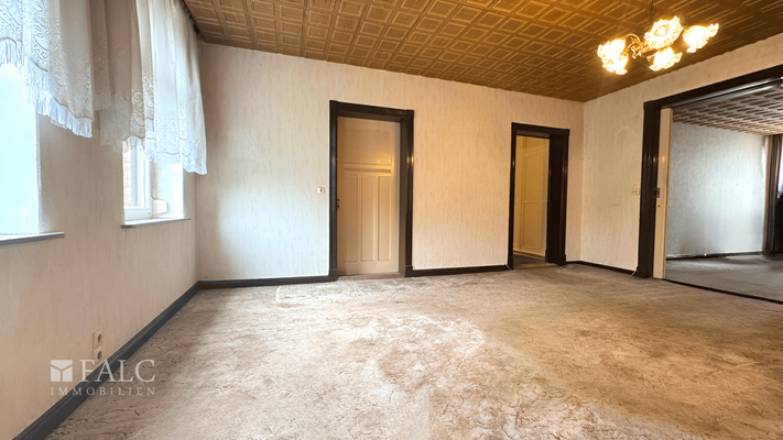 Wohnzimmer mit angrenzendem Esszimmer