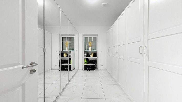 Büro 2 (wird aktuell als Ankleide genutzt)