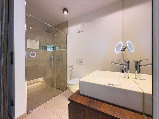 Badezimmer mit Regendusche