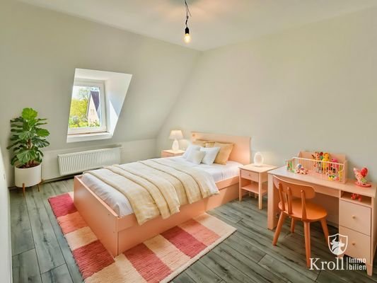 Kinderzimmer möbliert DG.jpg