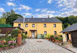 vordere Hausansicht mit Eingangbereich