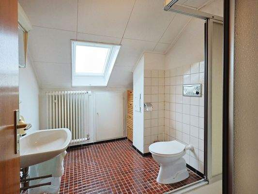 Tageslichtbad im Dachgeschoss mit Dusche