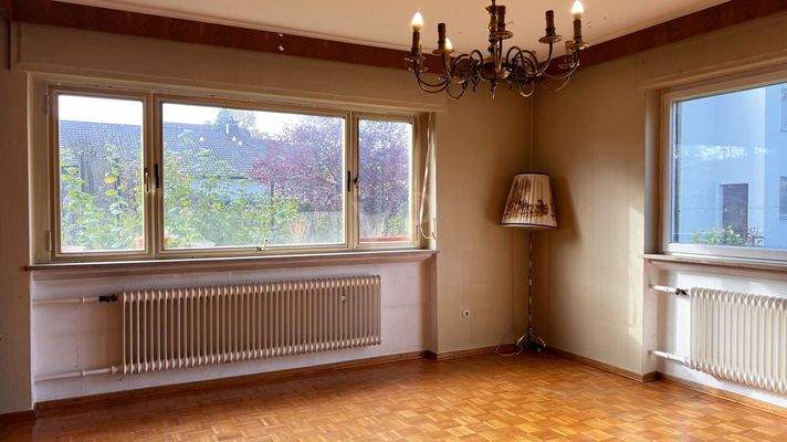 große Fensterfronten und klassisches Echtholzparkett