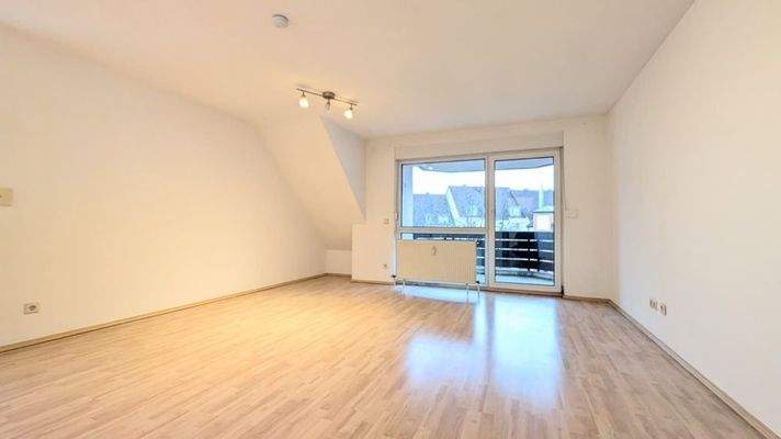 Wohnzimmer mit Zugang zum Balkon