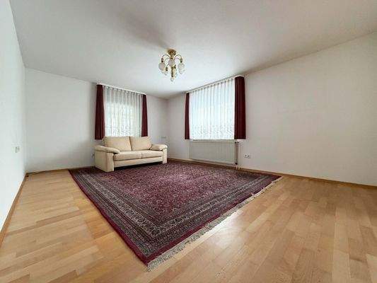 EG: Großzügiges Wohnzimmer mit viel Platz für Wohnen und Zusammensein