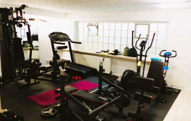 Fitnessgeräte im ausgebauten Keller