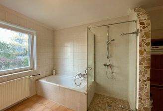 Bad mit Dusche und Bad