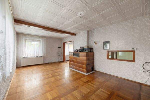 Esszimmer mit Durchreiche zur Küche