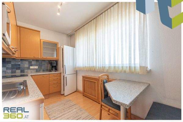 Küche mit kleinem Frühstückstisch