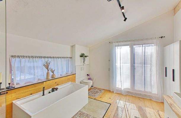 1. OG - Bad mit WC, Tür zum Dachbalkon