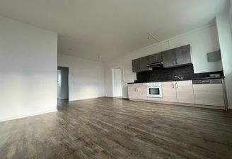 Wohnzimmer mit Einbauküche