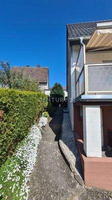 Seitlicher Weg zum Garten