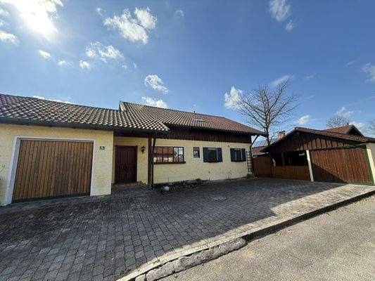 Zufahrt von Norden und Vorplatz