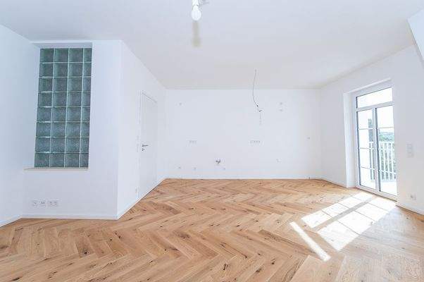 Wohnzimmer mit offener Küche