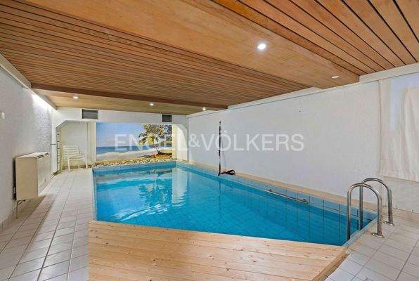 Schwimmbad(KI generiert gefüllt mit Wasser)