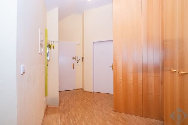 Eingangsbereich mit deckenhohen Tischlerschränken