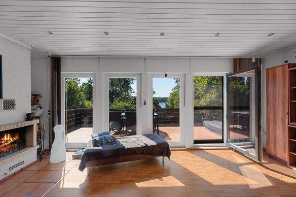 Wohnbereich mit Zugang zur Terrasse und Blick ins Grüne